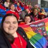 Imagen de Tracy Brown en un partido de Gales sosteniendo una bandera arcoíris