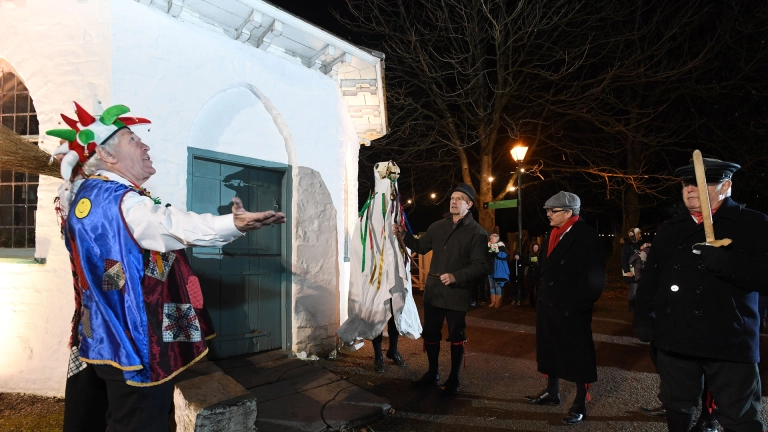 Mari Lwyd y bailarines.