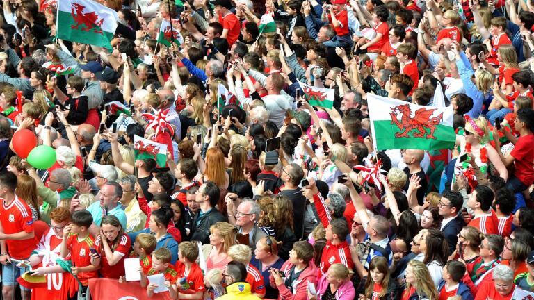 Una multitud de fans del fútbol de Gales.