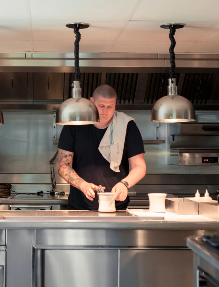 Cocina con hombre (chef) preparando la comida