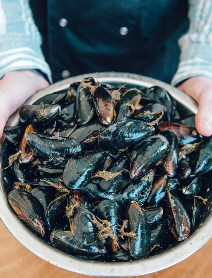 Eine große Schüssel Muscheln.