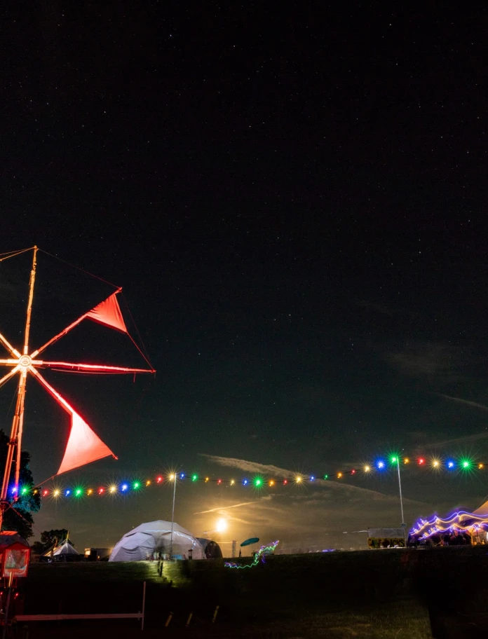 Ein Blick auf das Festival bei Nacht.