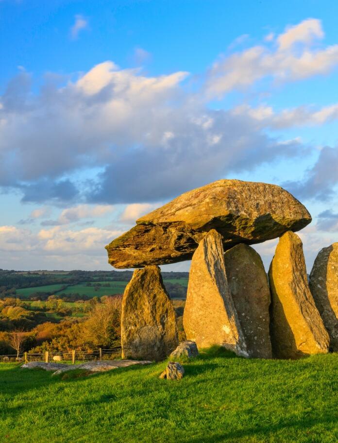 A view of the large stones of the burial chamber.