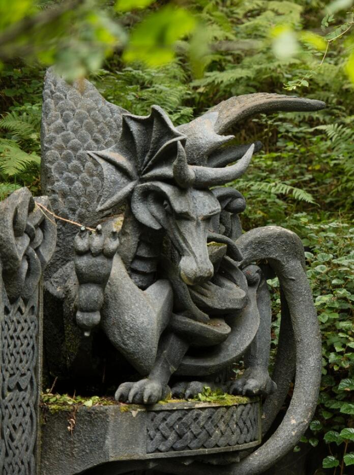 Imagen de un dragón sentado.