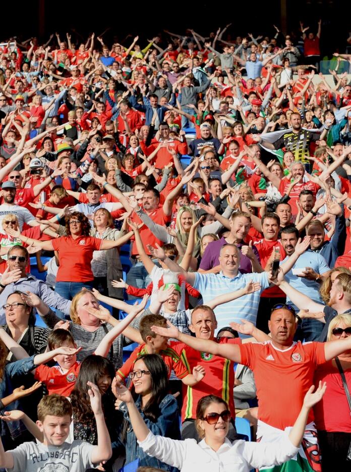 Una multitud de personas vistiendo camisetas rojas en un partido de fútbol.
