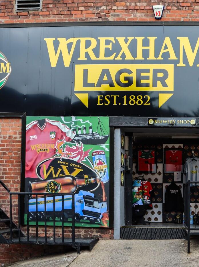 La tienda de la destilería Wrexham Lager mostrada desde el exterior