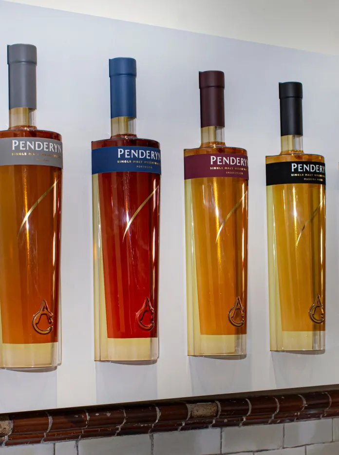 陳列ケースの中のウイスキーのボトル。