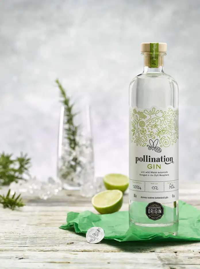 テーブルの上のジンのボトル。