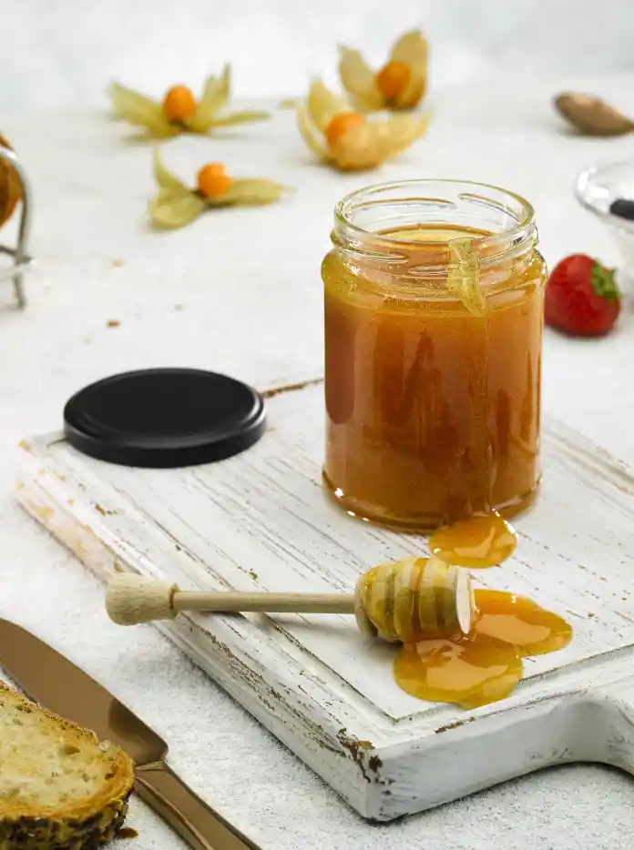 はちみつの壺とトースト、赤いベリー。