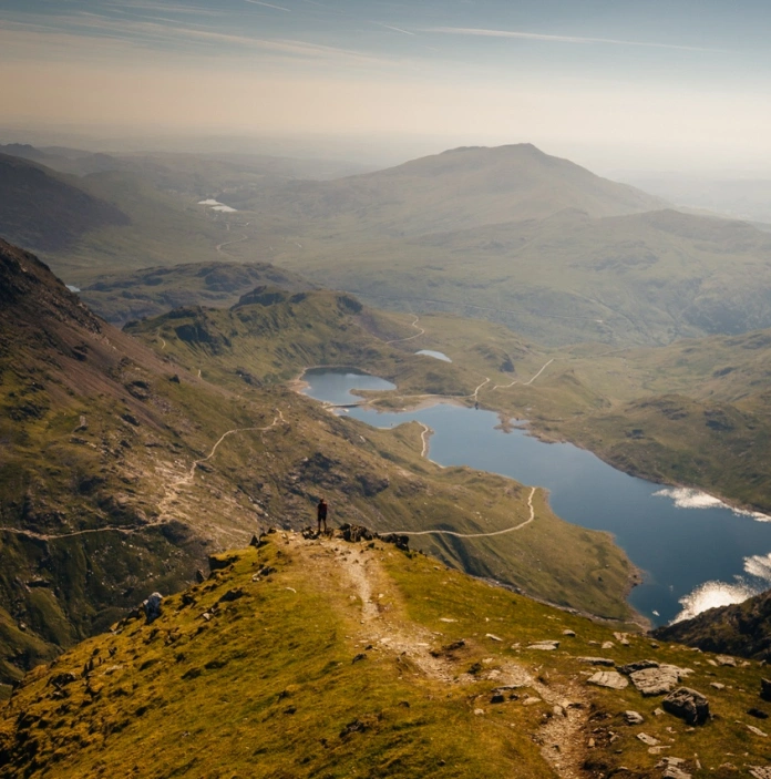 Vue aérienne d'un grand lac ravissant entouré de montagnes.