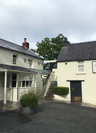 El exterior de un edificio de piedra blanca.