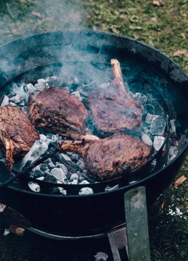 Lammsteaks in einer Pfanne gebraten.