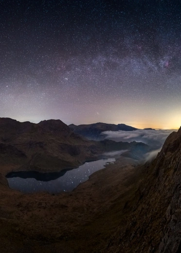 Vía láctea y cielos estrellados sobre Snowdon Horseshoe.