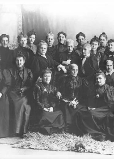 Fotografía en blanco y negro de mujeres líderes del sufragio.