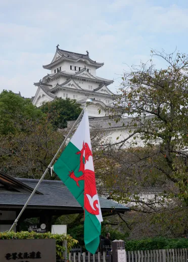 Bandera galesa frente a Himeji