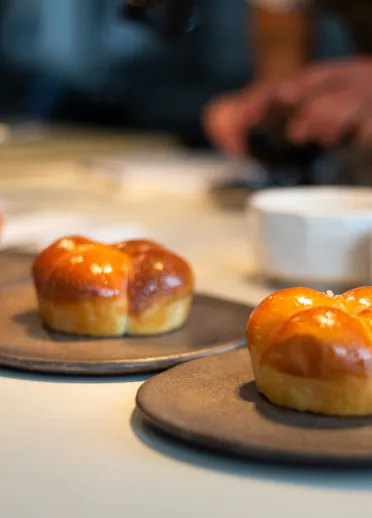 Panecillos en platos listos para ser servidos