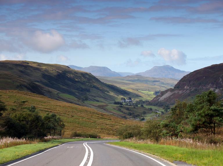 Paisaje de Snowdonia, ruta montañosa: imagen tomada desde el centro de la carretera