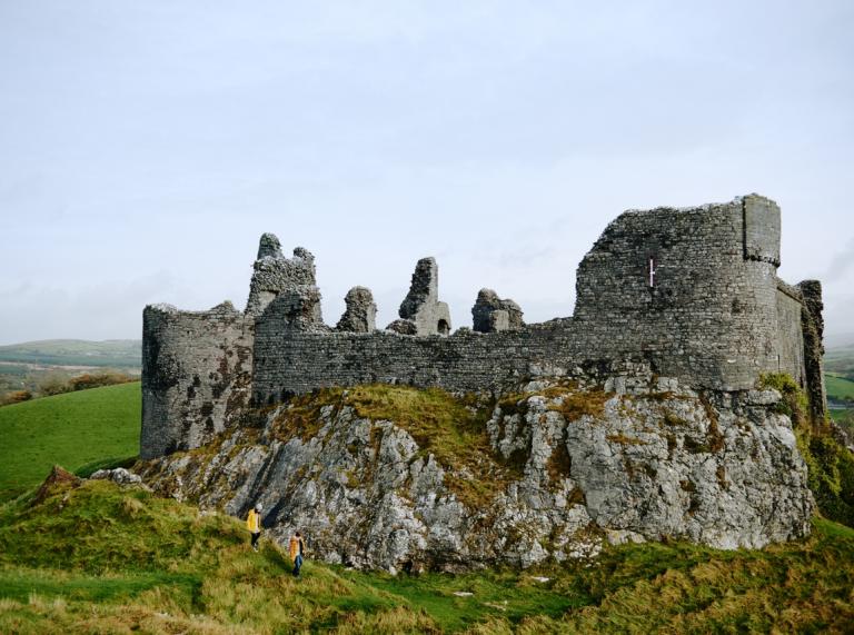 Ruines d'un château avec un ciel bleu en arrière-plan.