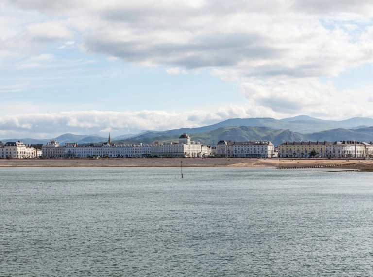 Blick auf eine schöne Strandpromenade mit viktorianischen Gebäuden
