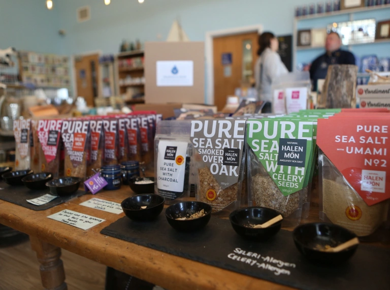 カウンターに置かれた塩の袋