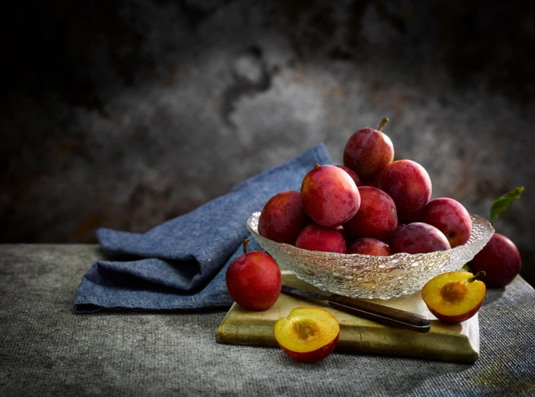 プラムの入ったボウル