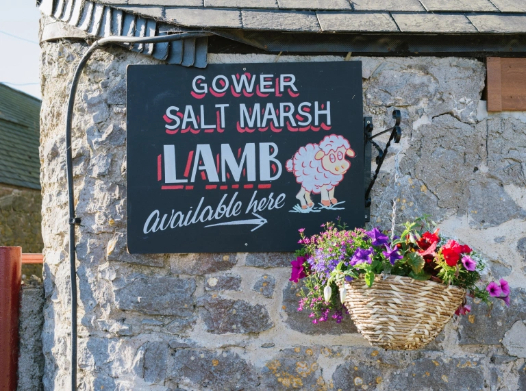 石の壁にかかったスレートのサイン