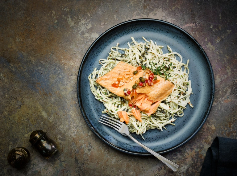 料理されたセウィンをのせたセロリアックのレムラードのお皿