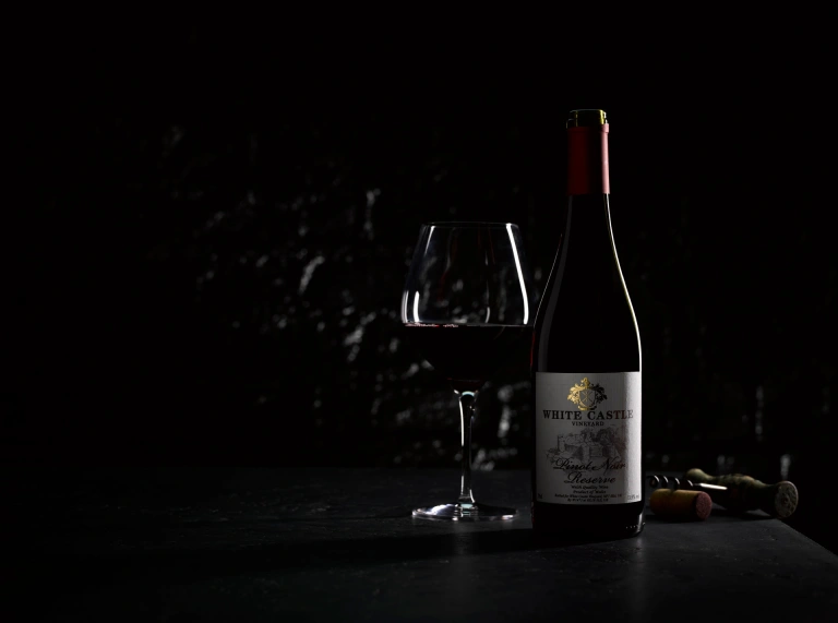 グラスと赤ワインのボトル