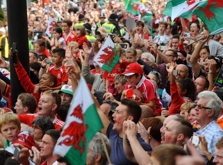 Una multitud de aficionados galeses.