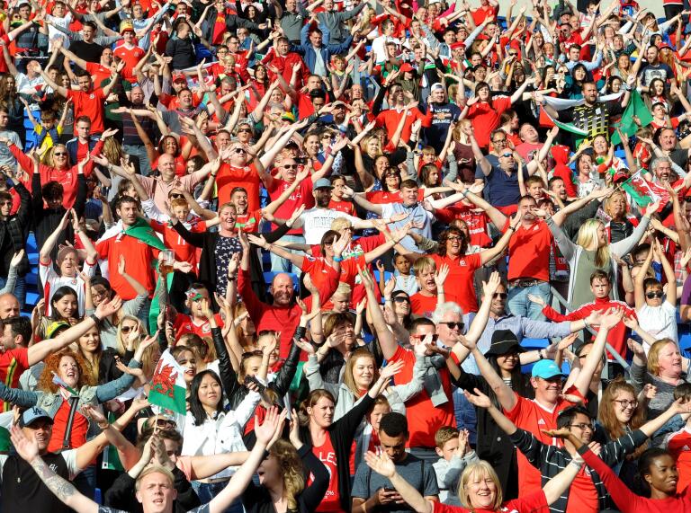 Multitud de fútbol galesa.