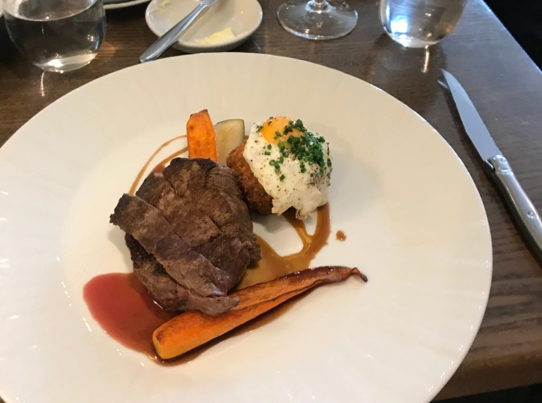 Filete de ternera con picadillo de ternera a la sal y huevo de codorniz frito.