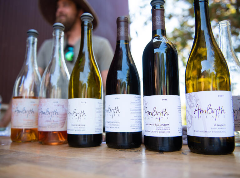 Una selección de botellas de vino de AmByth Estate.