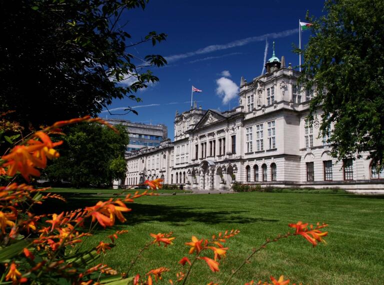 El edificio principal de la Universidad de Cardiff visto desde el exterior en un día soleado y brillante
