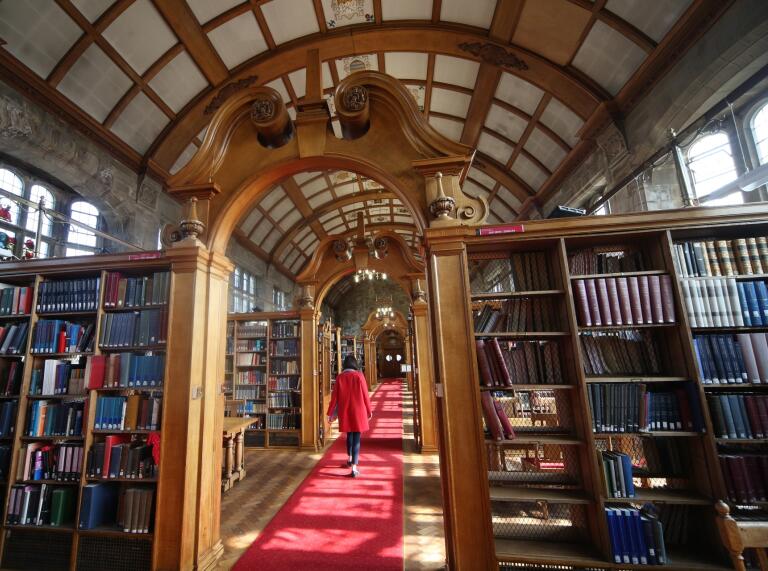 L'intérieur de l'une des bibliothèques de l'Université de Bangor avec un intérieur très ancien et orné