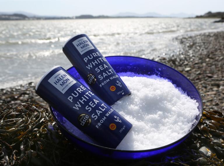 Deux contenants de sel de mer Halen Môn posés dans un bol de sel Halen Môn