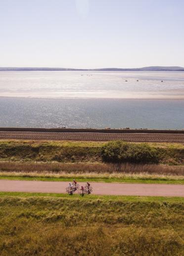 Des cyclistes le long du Millennium Coastal Path.