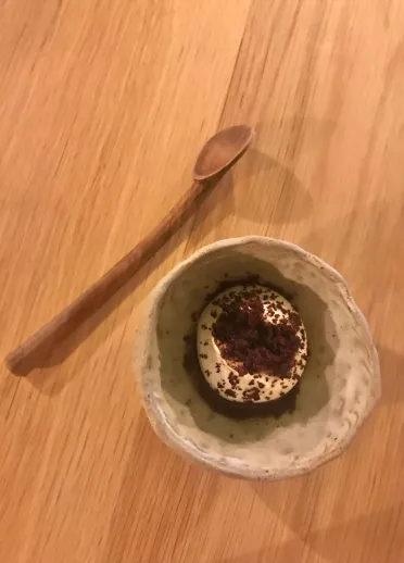 Un cuenco de comida con una cuchara