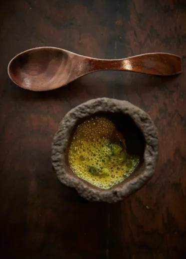 Un cuenco de comida con una cuchara