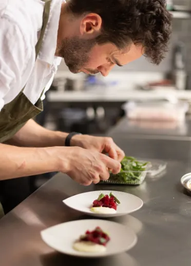 Un chef preparando comida en la cocina