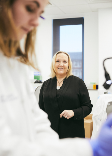 ジュリー・ウィリアムズ教授と女性科学者、カーディフ大学ハーデン・エリス棟