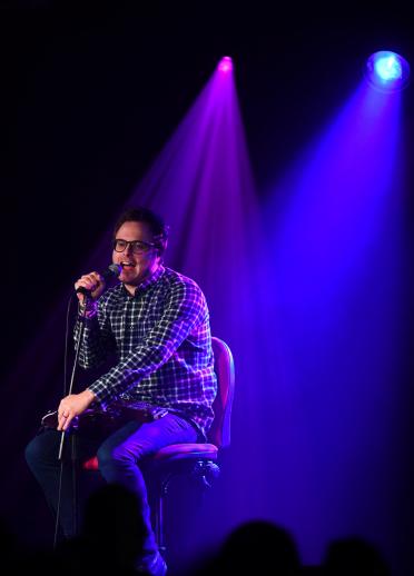 Comediante en el escenario, Machynlleth Comedy Festival