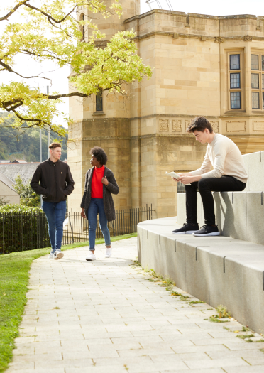 バンゴー大学の建物の外にいる学生