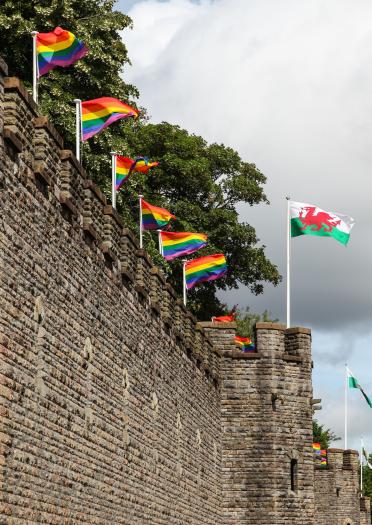 Banderas de arco iris en Cardiff Castle