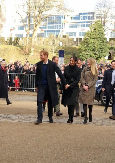 El duque y la duquesa de Sussex, el príncipe Harry y Meghan Markle caminan entre la multitud en el castillo de Cardiff