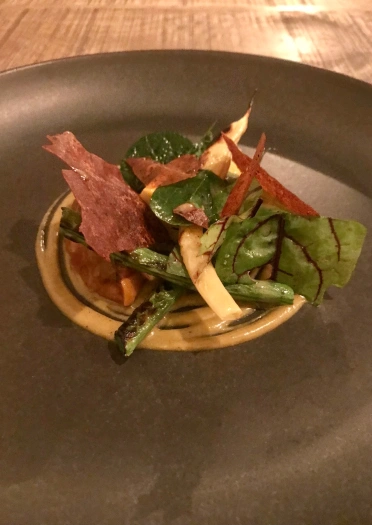 Frijoles de la huerta a la barbacoa, chutney de calabacín, tomate crujiente