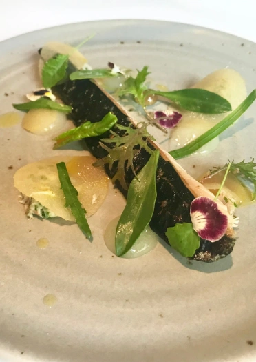 Caballa curada de reina de los prados: caballa, manzana, pepinillo de reina de los prados, hojas crujientes.