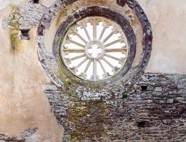 Vue de la fenêtre ronde dans le palais épiscopal, Pembrokeshire