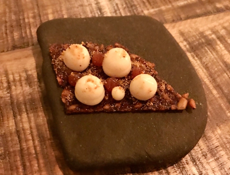 Galleta de zanahoria, queso Finn, mermelada de serbal