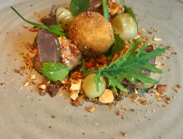 Hígado de pato: grosella, beignet de pato, achicoria, avellana