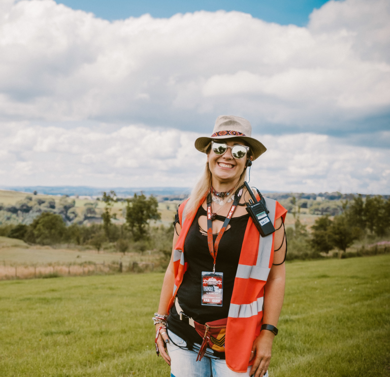 Sarah Price, intendante du Festival Steelhouse avec la campagne en arrière-plan.